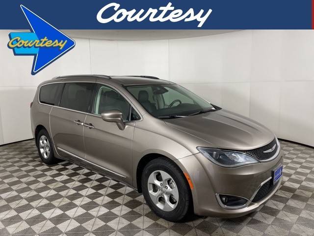 2017 Chrysler Pacifica Minivan Touring-L Plus FWD photo