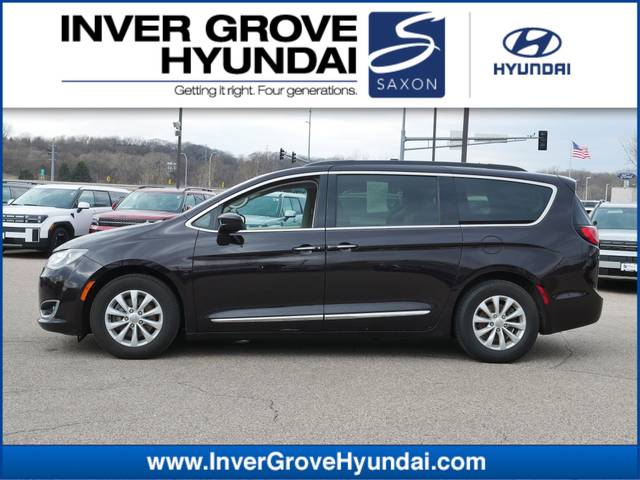 2017 Chrysler Pacifica Minivan Touring-L FWD photo