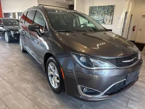 2017 Chrysler Pacifica Minivan Touring-L Plus FWD photo