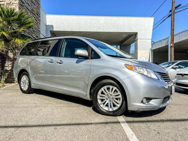 2016 Toyota Sienna XLE FWD photo