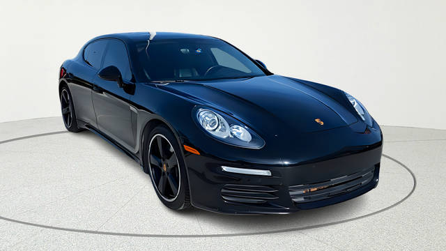 2016 Porsche Panamera  RWD photo