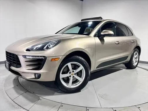 2017 Porsche Macan  AWD photo
