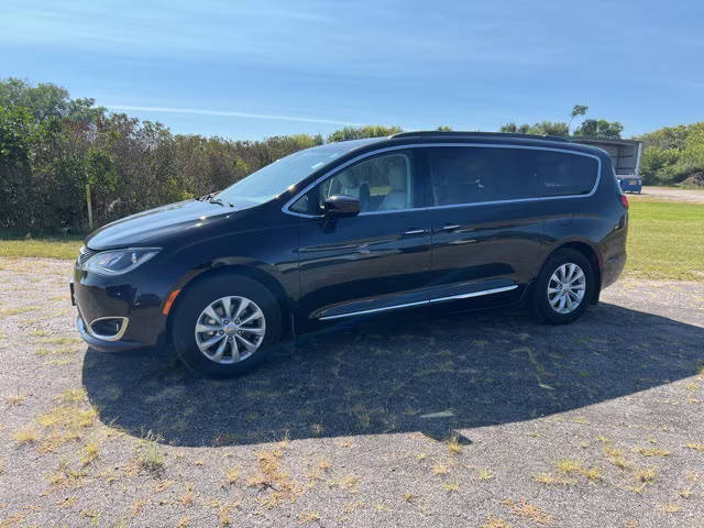 2017 Chrysler Pacifica Minivan Touring-L FWD photo