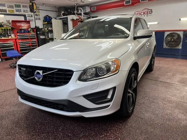2017 Volvo XC60 R-Design AWD photo