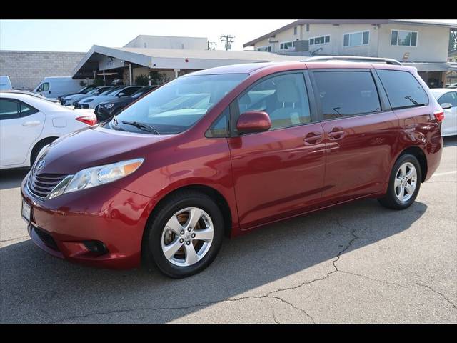 2015 Toyota Sienna LE FWD photo