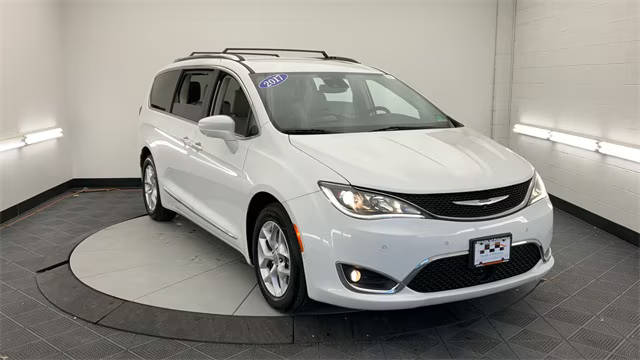 2017 Chrysler Pacifica Minivan Touring-L Plus FWD photo