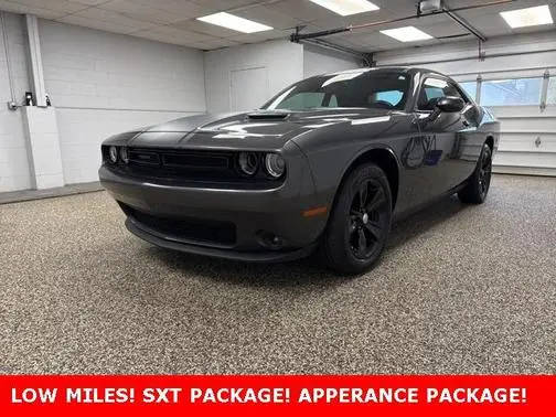 2016 Dodge Challenger SXT RWD photo