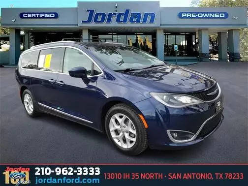 2017 Chrysler Pacifica Minivan Touring-L Plus FWD photo