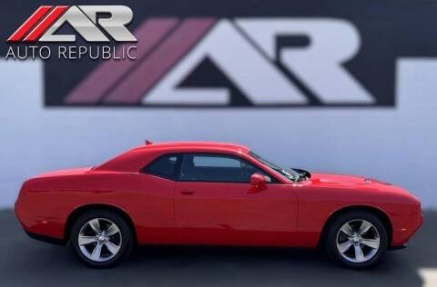 2016 Dodge Challenger SXT RWD photo