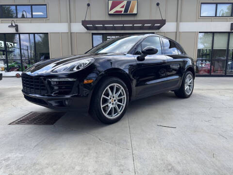 2017 Porsche Macan  AWD photo