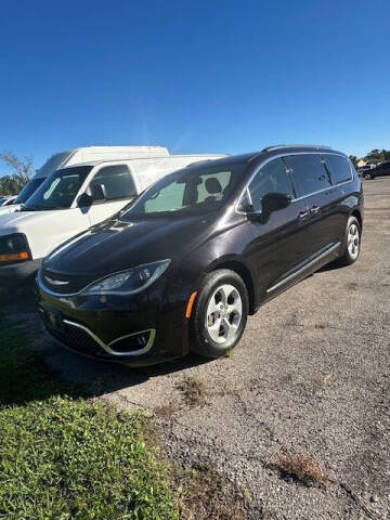 2017 Chrysler Pacifica Minivan Touring-L Plus FWD photo