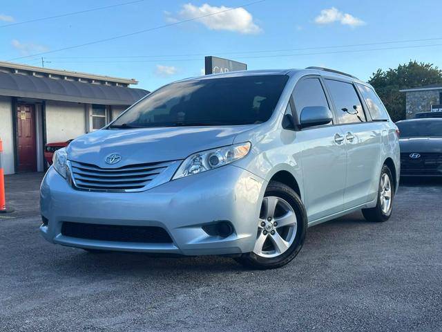 2015 Toyota Sienna LE FWD photo