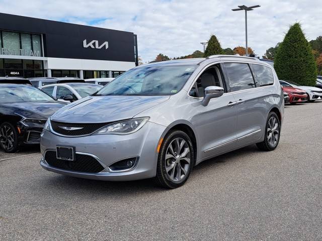 2017 Chrysler Pacifica Minivan Limited FWD photo