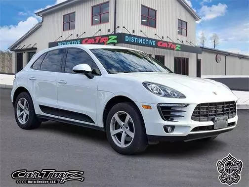 2017 Porsche Macan  AWD photo