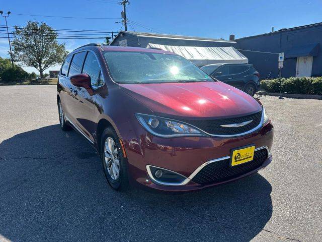 2017 Chrysler Pacifica Minivan Touring-L FWD photo