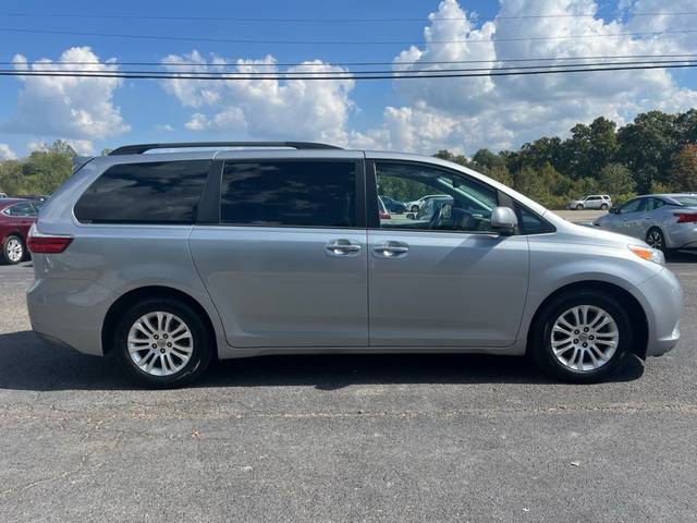 2017 Toyota Sienna XLE FWD photo