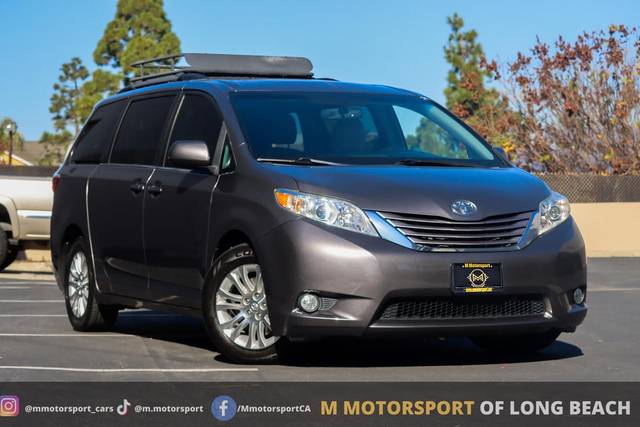2017 Toyota Sienna XLE Auto Access Seat FWD photo