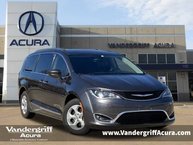 2017 Chrysler Pacifica Minivan Touring-L Plus FWD photo