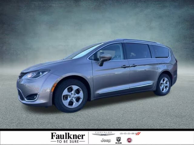 2017 Chrysler Pacifica Minivan Touring-L Plus FWD photo