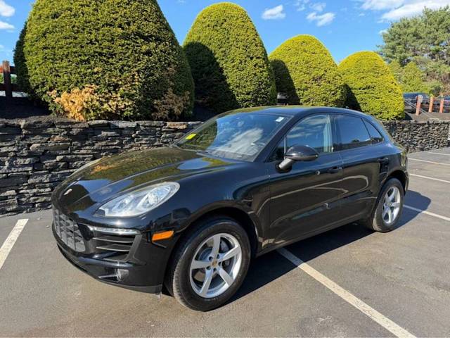 2017 Porsche Macan  AWD photo