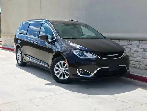 2017 Chrysler Pacifica Minivan Touring-L FWD photo
