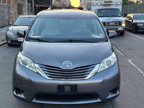 2017 Toyota Sienna LE AWD photo