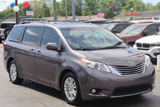 2017 Toyota Sienna XLE Premium FWD photo
