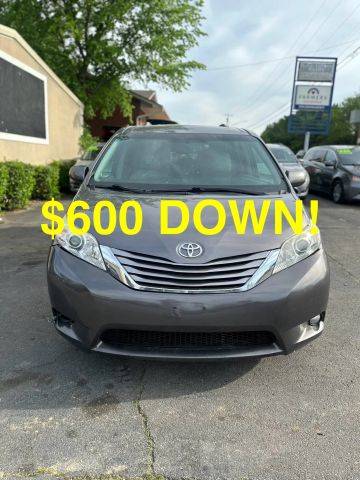 2017 Toyota Sienna XLE Auto Access Seat FWD photo