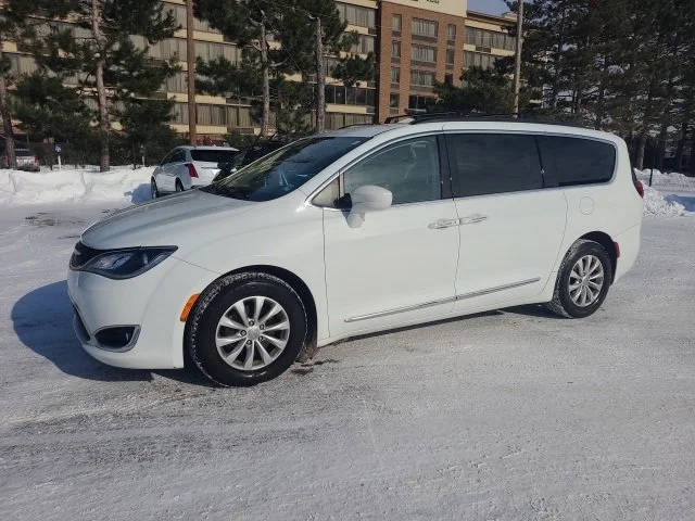 2017 Chrysler Pacifica Minivan Touring-L FWD photo