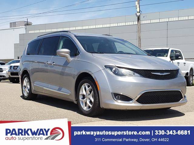 2017 Chrysler Pacifica Minivan Touring-L FWD photo