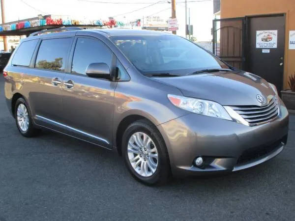 2017 Toyota Sienna XLE Auto Access Seat FWD photo