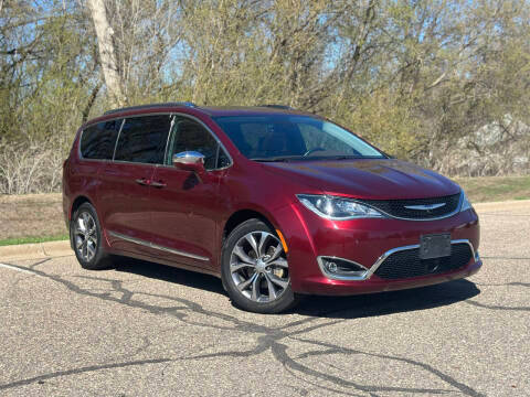 2017 Chrysler Pacifica Minivan Limited FWD photo