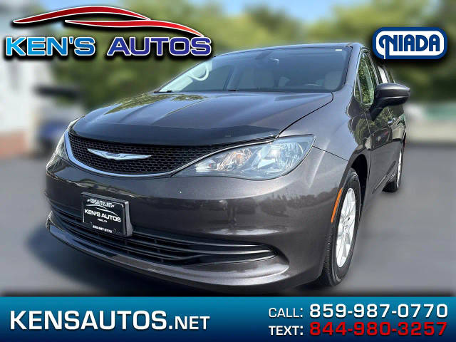 2017 Chrysler Pacifica Minivan Touring FWD photo