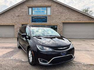 2017 Chrysler Pacifica Minivan Touring-L FWD photo