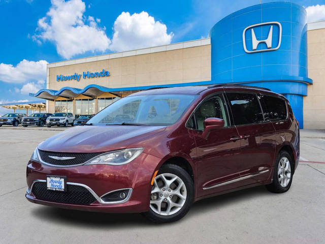 2017 Chrysler Pacifica Minivan Touring-L FWD photo