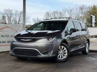 2017 Chrysler Pacifica Minivan Touring-L FWD photo