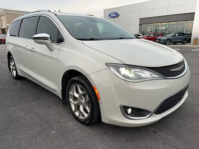 2017 Chrysler Pacifica Minivan Limited FWD photo