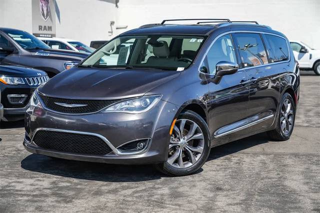2017 Chrysler Pacifica Minivan Limited FWD photo