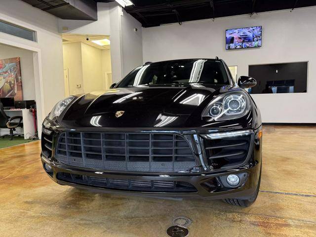 2017 Porsche Macan  AWD photo