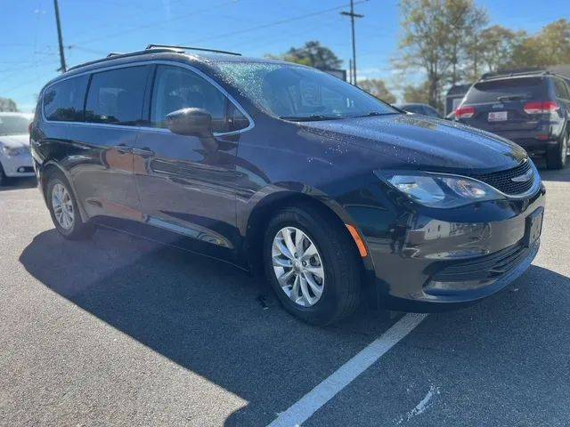 2017 Chrysler Pacifica Minivan Touring FWD photo