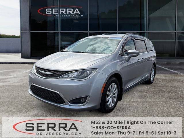 2017 Chrysler Pacifica Minivan Touring-L FWD photo
