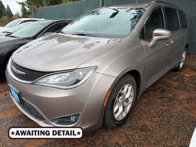 2017 Chrysler Pacifica Minivan Touring-L Plus FWD photo