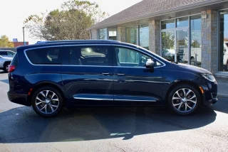 2017 Chrysler Pacifica Minivan Limited FWD photo