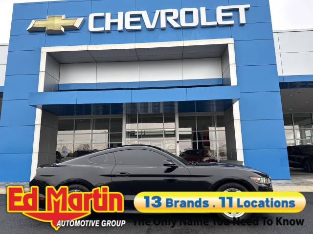 2017 Ford Mustang V6 RWD photo