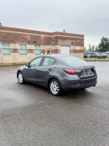 2017 Toyota Yaris FWD photo