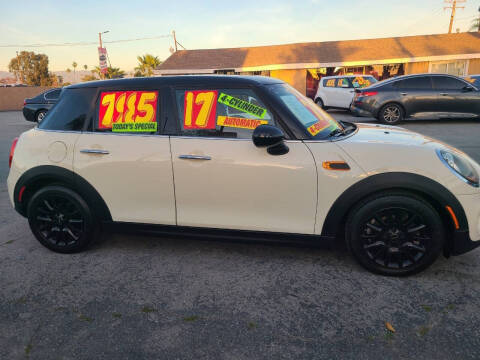 2017 MINI Hardtop 4 Door Cooper FWD photo