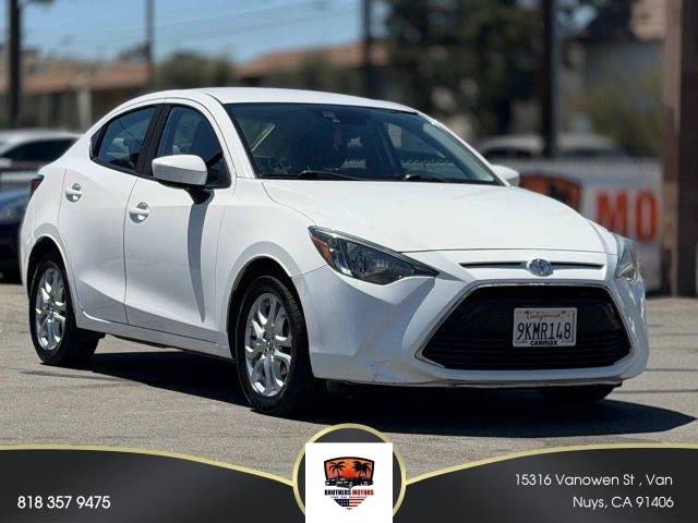 2017 Toyota Yaris FWD photo