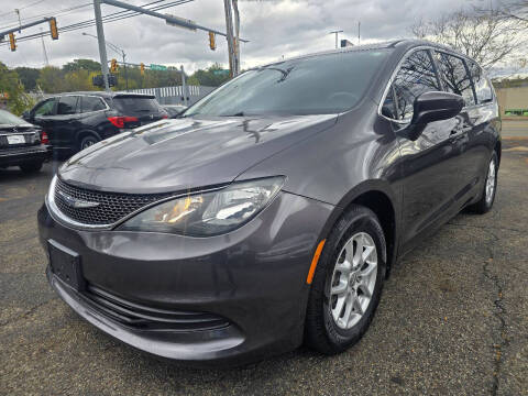 2017 Chrysler Pacifica Minivan Touring FWD photo