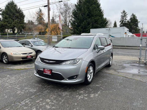 2017 Chrysler Pacifica Minivan Touring-L Plus FWD photo