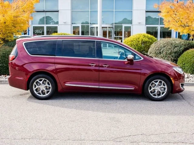 2017 Chrysler Pacifica Minivan Limited FWD photo